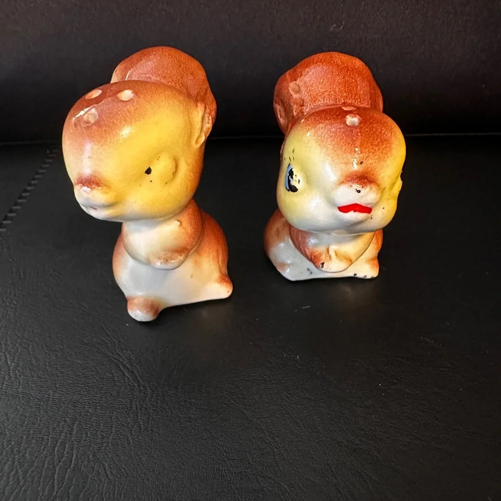Vintage Ceramic‎ Squirrel Salt & Pepper Shaker Set Beige Woodland Mid Century